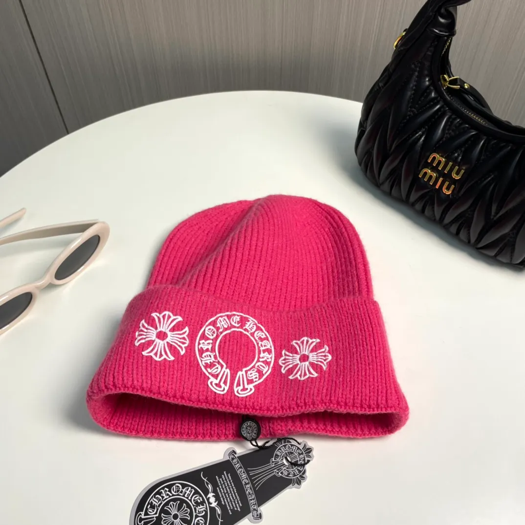 P60 🤍Chrome hearts new autumn and winter cross knitted hat🧶 One of the must-have hats in autumn and winter~ It really looks good on whoever wears it~, it is also a perfect match in black and white and gray in autumn~